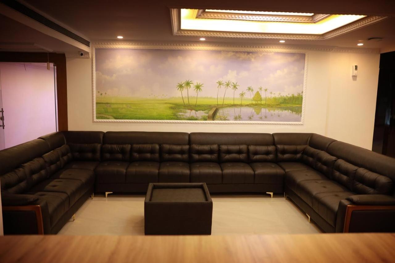 Pearl Residency Hotel Ayoor ภายนอก รูปภาพ