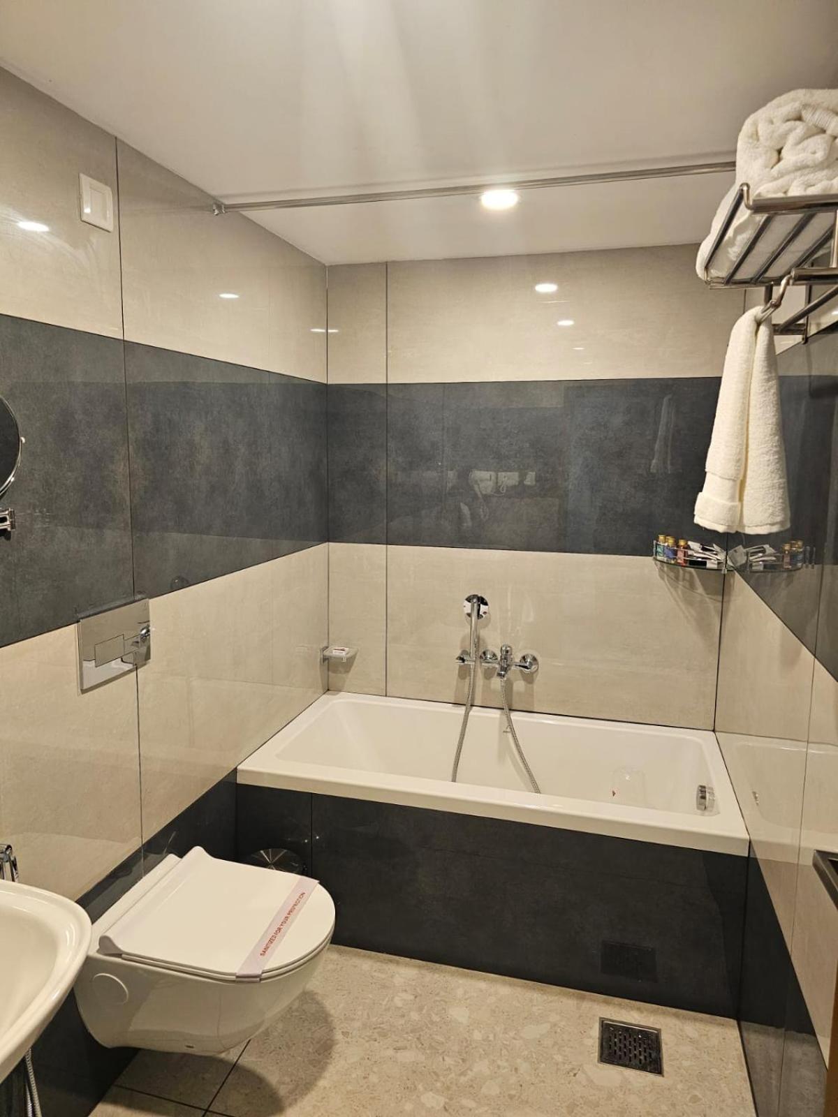 Pearl Residency Hotel Ayoor ภายนอก รูปภาพ